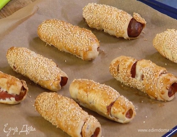 Запекать сосиски в разогретой духовке 15–20 минут.