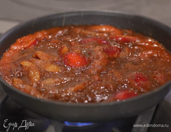 Приготовить соус: разогреть в сковороде растительное масло, выложить сливы и прогреть, добавить консервированные помидоры, бадьян, корицу, пеперончино, гвоздику и сахар, все посолить и поперчить, влить соевый соус, наршараб. Перемешать и томить на медленном огне минут 40, пока соус не загустеет, затем, удалив жесткие пряности, взбить все погружным блендером в однородную массу.