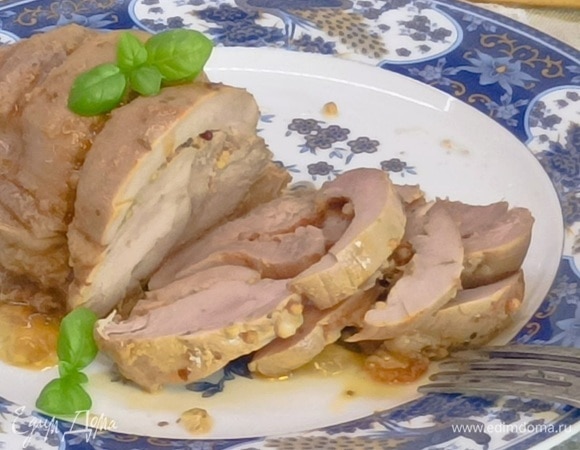 Можно есть теплым или охлажденым, как основное блюдо с гарниром или как закуску.