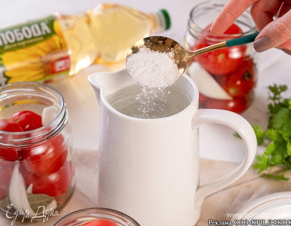 Отдельно вскипятите воду, добавьте сахар и соль, дайте раствориться.