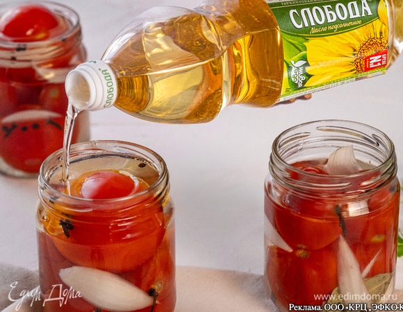 Залейте рассолом помидоры доверху, сверху аккуратно влейте уксус и немного растительного масла «Слобода».