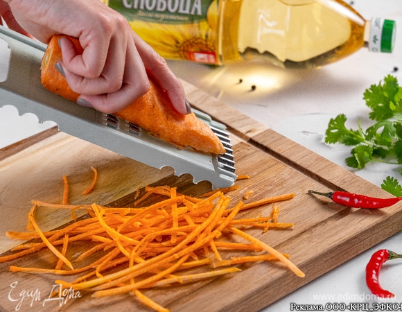 Натрите очищенную морковь длинной тонкой соломкой с помощью специальной терки.