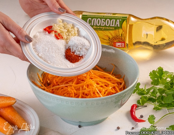 Измельченный чеснок смешайте с морковью, добавив паприку, сахар, соль и немного острого перца.