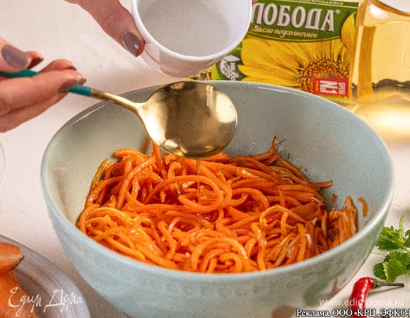 Через пару минут добавьте уксус и снова хорошо перемешайте.