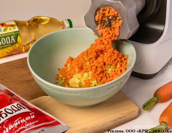 Прокрутите через мясорубку очищенные кабачки, морковь и лук.