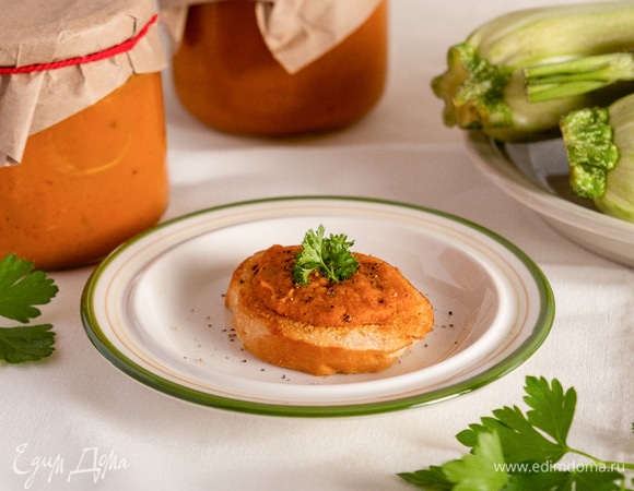 Простерилизуйте банки, наполните горячей икрой и закатайте крышками.