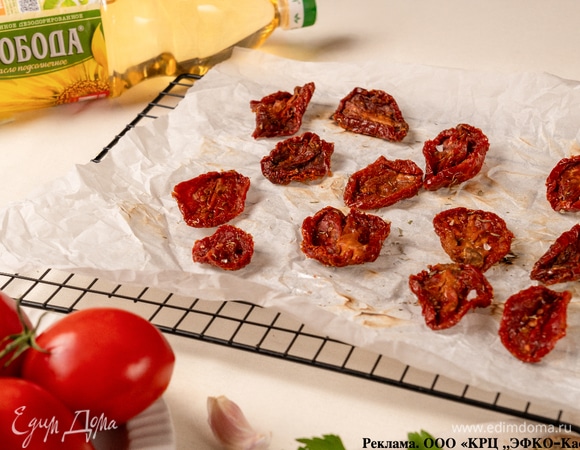 Запекайте в духовке при температуре 70–80°C 6 часов до состояния полувысушенных ломтиков.