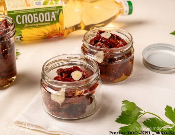 После остывания переложите томаты в стерилизованную банку слоями, чередуя с измельченным чесноком.