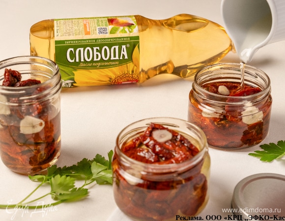 Залейте горячим подсолнечным маслом «Слобода», закрыв крышкой.