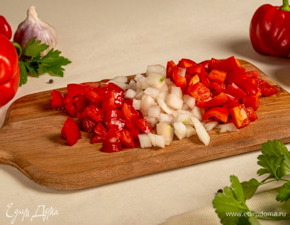 Очистите и порежьте кубиками болгарский перец, помидоры и лук.