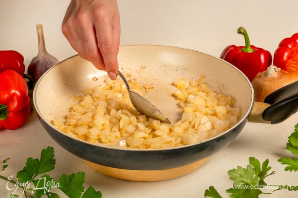 Обжарьте кусочки лука на растительном масле «Слобода» до прозрачности.