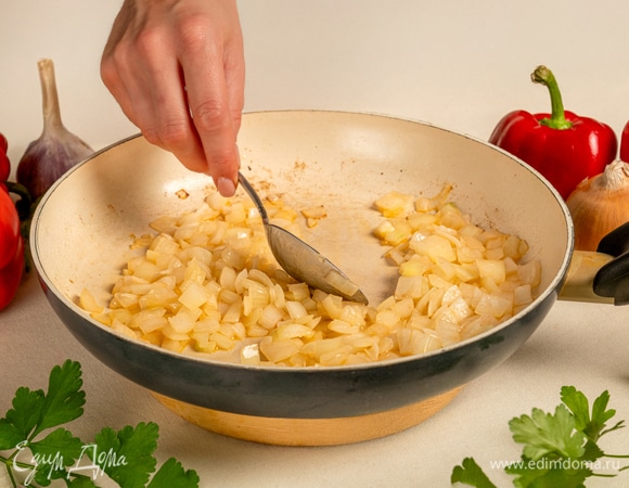 Обжарьте кусочки лука на растительном масле «Слобода» до прозрачности.