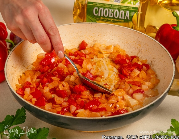 Добавьте нарезанные помидоры и тушите 10 минут, пока масса не станет мягкой.