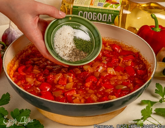 Положите болгарский перец, перемешайте и продолжайте готовить еще 30 минут. За 5 минут до готовности посолите, поперчите, всыпьте сахар и приправьте сухим укропом.