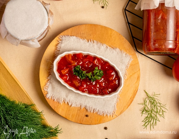 Горячий продукт расфасуйте по подготовленным чистым банкам и герметично закатайте.