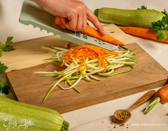 Натрите кабачки на корейской терке длинными полосками. С морковью проделайте тоже самое.