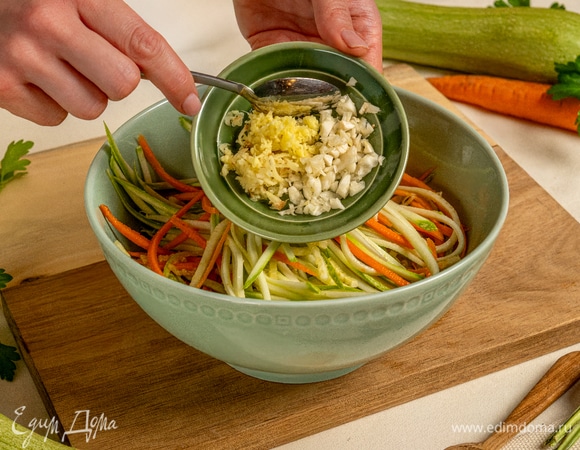 Соедините ингредиенты в большой миске, добавьте мелко нарубленный чеснок и натертый свежий имбирь.