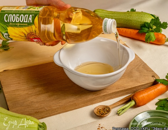 Смешайте остальные ингредиенты: растительное масло «Слобода», уксус, сахар, соль и специи. Полученной смесью заправьте салат, хорошенько перемешайте.