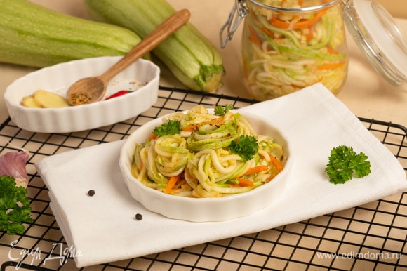 Оставьте салат настаиваться на ночь. Храните в банке или герметичном контейнере.