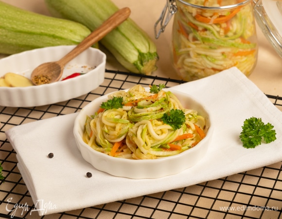 Оставьте салат настаиваться на ночь. Храните в банке или герметичном контейнере.