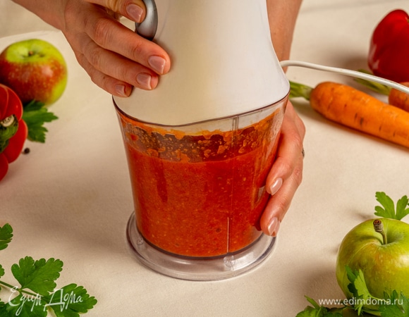 Промойте яблоки, морковь, красный перец. Очистите от семян и кожуры. Пропустите все через мясорубку или блендер до однородной массы.