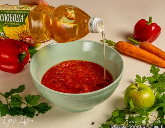 Добавьте соль, сахар, уксус и растительное масло «Слобода». Перемешайте массу и оставьте настояться минимум 1 час.