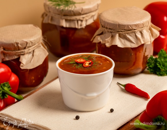 Готовую горячую аджику разлейте по стерильным банкам и закатайте.