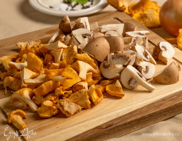 Хорошо промойте грибы, обсушите полотенцем. Очистите шампиньоны и лисички. Нарежьте крупными кусочками.