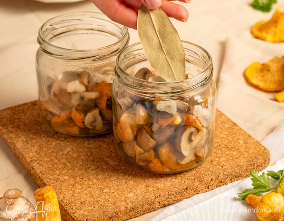 Выложите грибы в простерилизованную банку слоями, посыпая каждый слой измельченным чесноком, листьями лаврушки и специями.