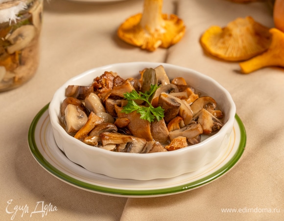 Закройте банку чистой крышкой и отправьте на хранение в холодильник или прохладное помещение.