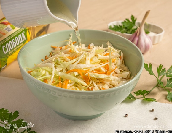 Смешайте капусту, морковь и измельченный чеснок в глубокой миске. Залейте овощи маринадом, осторожно перемешивая.