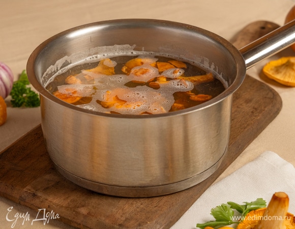 Очистите лисички. Отварите их в подсоленной воде 15–20 минут.