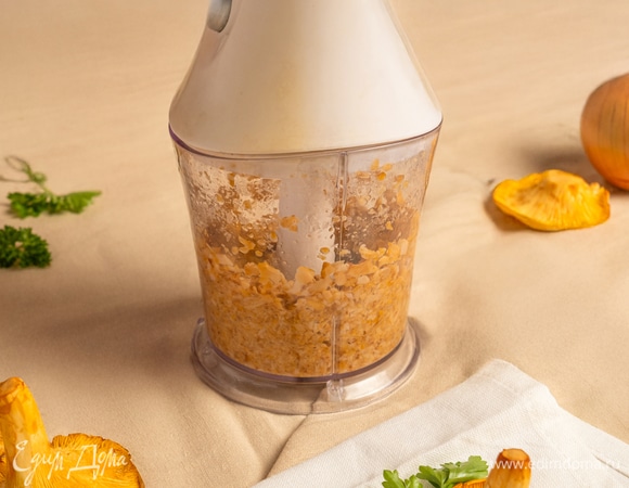 Откиньте грибы на дуршлаг, слейте жидкость. Измельчите в блендере.