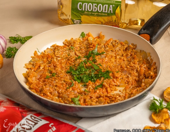 Посолите, поперчите и добавьте зелень. Разложите икру горячей в простерилизованные банки, закатывая крышки.