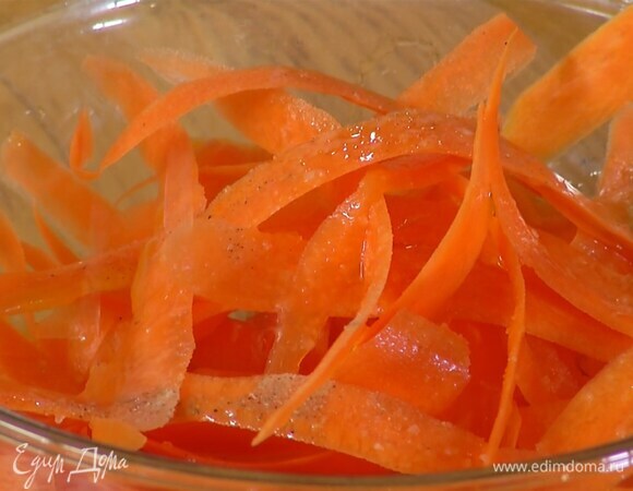 Морковь почистить и нарезать тонкими пластинками (можно воспользоваться овощечисткой), затем полить оливковым маслом, половиной лимонного сока, посолить, добавить цедру и сок апельсина, мед и все перемешать.