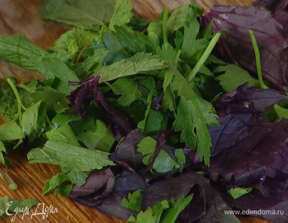 Листья мяты, базилика и петрушки крупно порезать.