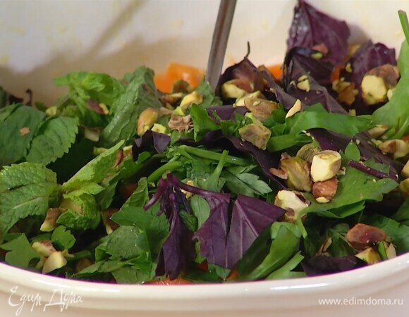 В салатник к яблокам выложить морковь и перемешать, затем добавить всю зелень и фисташки.