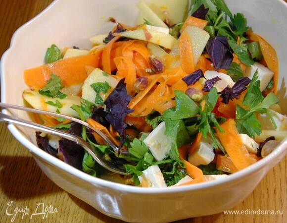 Фету нарезать кубиками, выложить на салат и все перемешать.