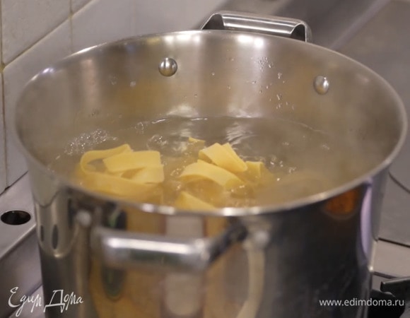 Макароны отваривать в подсоленной воде половину времени от указанного на упаковке.