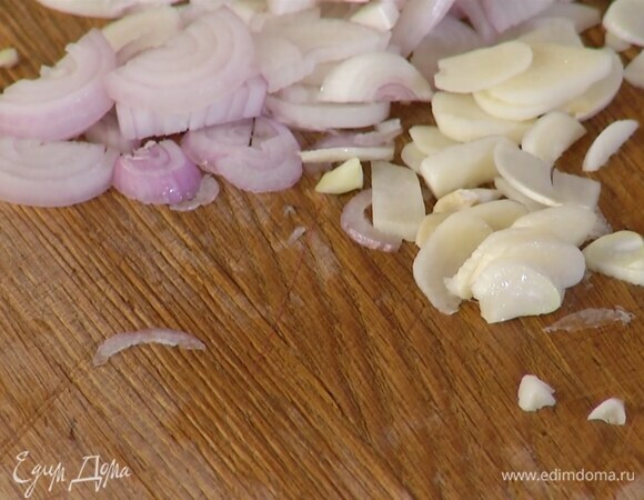 Чеснок почистить и нарезать тонкими пластинками.