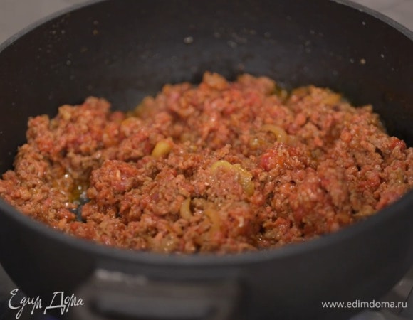 Фарш выложить в сотейник к луку с чесноком, посолить, перемешать и обжаривать 5‒7 минут, затем влить вино и, помешивая, дать алкоголю выпариться.