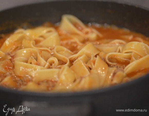 Макароны переложить в сотейник с соусом, перемешать и томить еще 7‒10 минут.