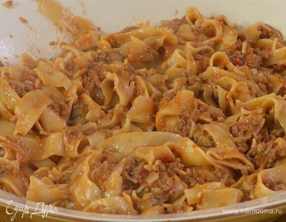 Из запеченных баклажанов удалить тимьян, ложкой вынуть мякоть и выложить на большую тарелку, добавить пасту с соусом и все перемешать.