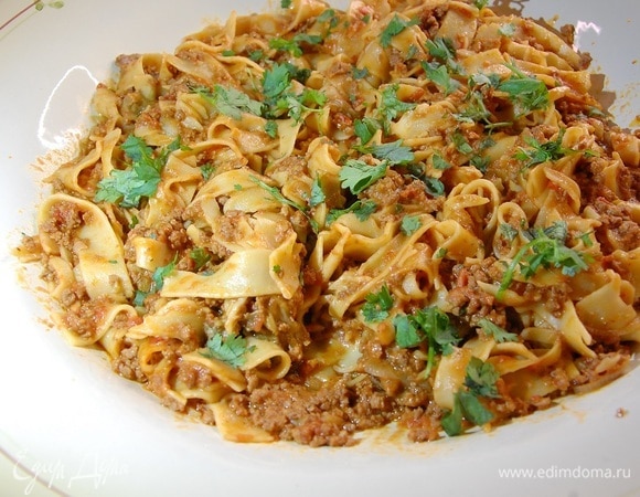 Кинзу порвать руками и посыпать макароны.