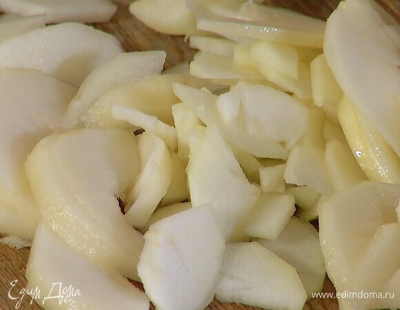 Груши почистить, разрезать пополам и, удалив сердцевину, нарезать тонкими ломтиками, затем сбрызнуть выжатым из половинки лимона соком.