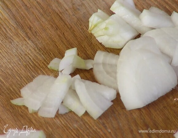 Лук почистить и нарезать кубиками.