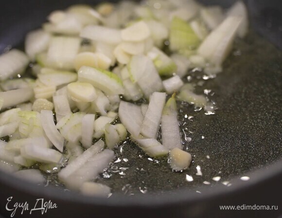 Разогреть в тяжелом сотейнике растительное масло и обжарить лук с чесноком, немного посыпав все солью, белым и черным перцем.