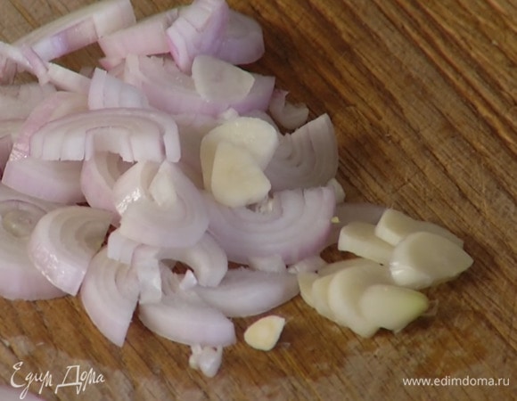 Чеснок почистить и нарезать пластинками.