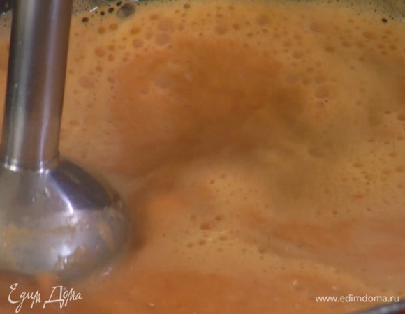 Влить в сотейник горячий бульон и сливки, все посолить, перемешать и прогреть, затем снять с огня и взбить погружным блендером.