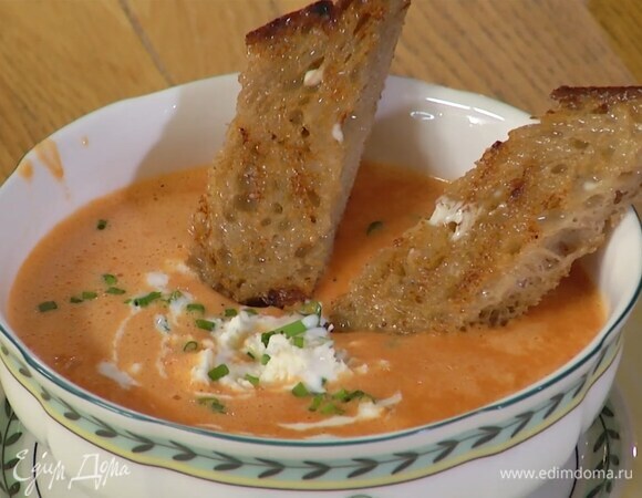 Подавать суп с гренками, посыпав раскрошенной руками фетой и мелко нарезанным шнитт-луком.